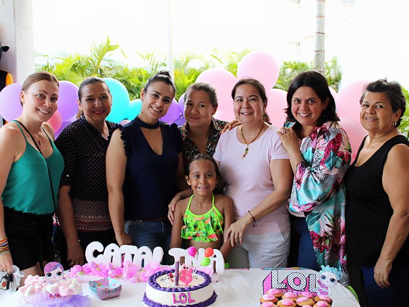 Adriana Salazar, Leonor Duque, Marinela Quintero, Aura Cortes, la cumpleañera, Luisa María Duque, Sandra Cabrera y Carmenza Bahamon.